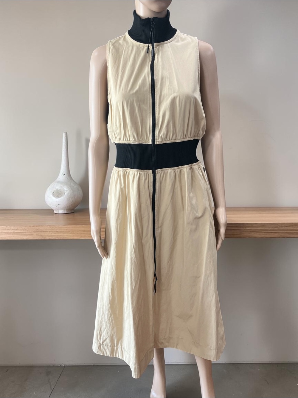GSTQ Two-Way Zip Mock Neck Midi Dress in Sandstone black-M